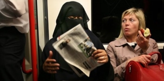 Femeia musulmana - suedeza